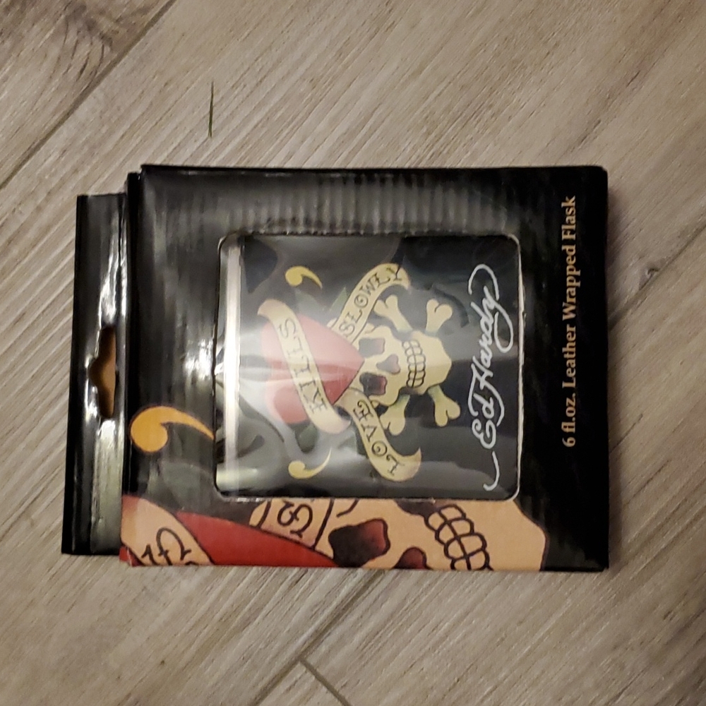 Ed Hardy Flask 6 fl.oz. NIB Vintage - Picture 10 of 10